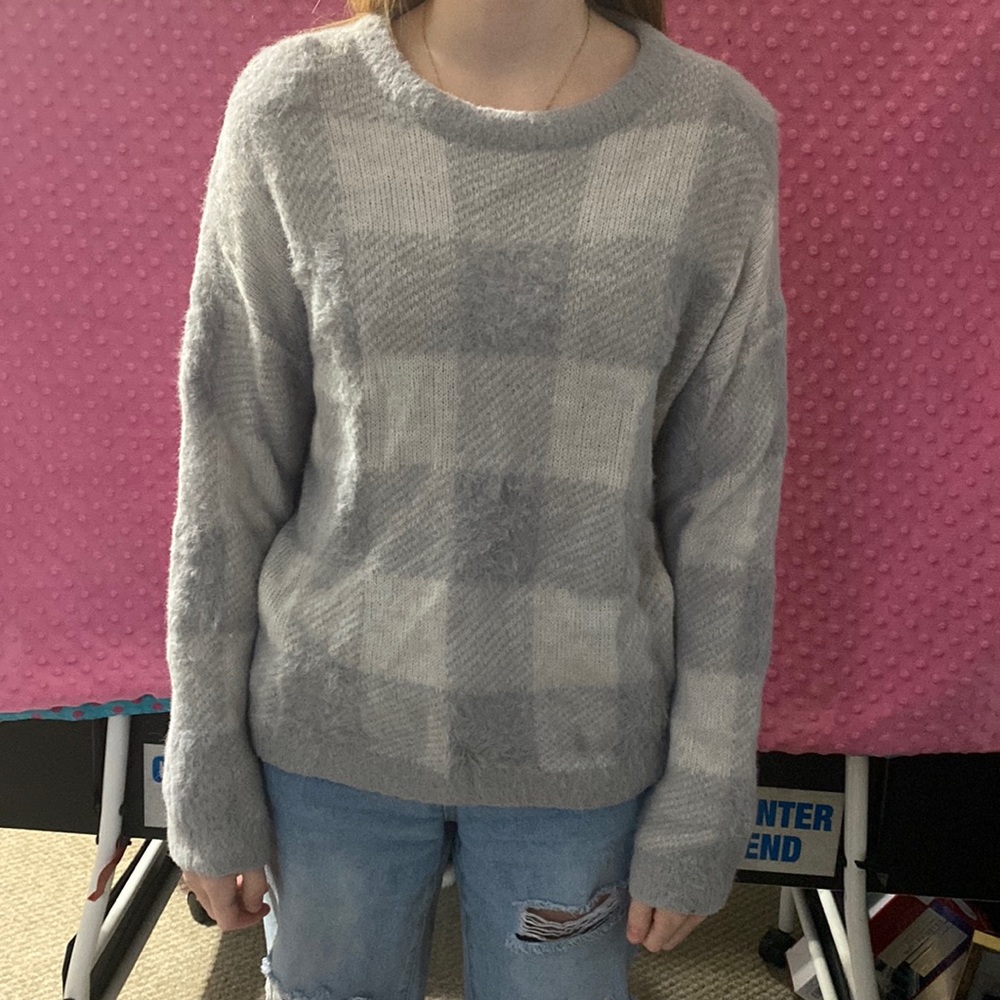 woman’s grey and white sweater